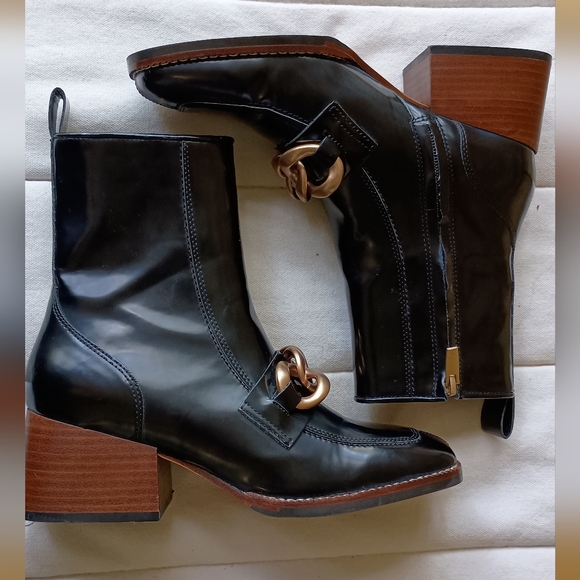 Steve Madden Black Boots with Gold Chain Detail_7.5 - Picture 4 of 7